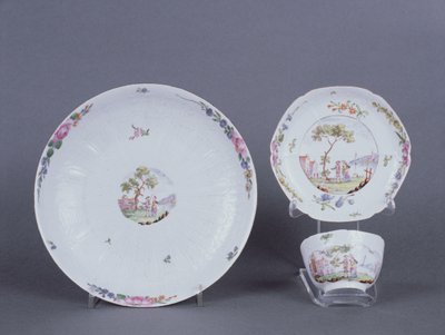 Worcester teabowl and saucer and dish, chinoiserie decoration by English School